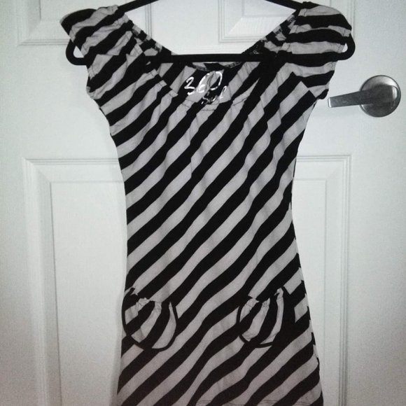 Diagonal Striped Pocket Top - Picture 3 of 6